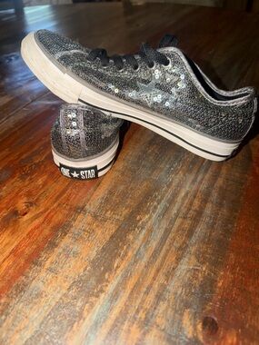 Women’s 6.5 Like New Converse One Star Low Top Sneakers - Black Silver